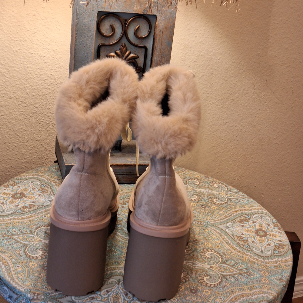 Beige Lace-Up Ankle Boots with Fur Trim. NWOB Size 10 Wide - Picture 6 of 15